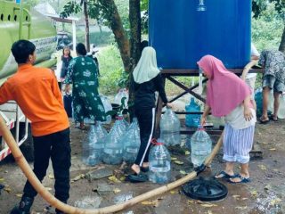 BPBD Tangsel Distribusikan Air Bersih ke Warga Kranggan Setu Alami Kekeringan