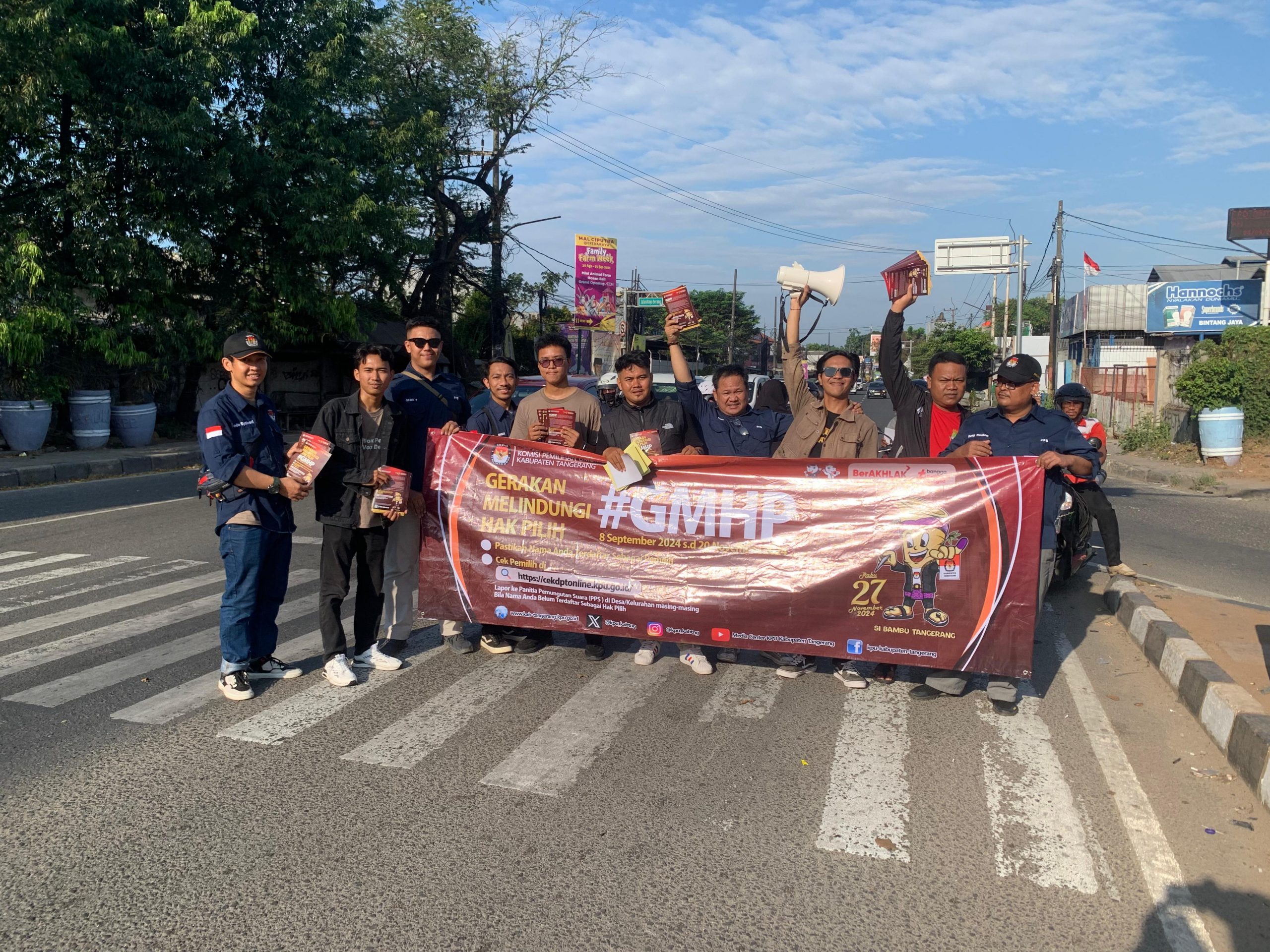 Panitia Pemilihan Kecamatan (PPK) Cikupa saat membagikan brosur GMHP.