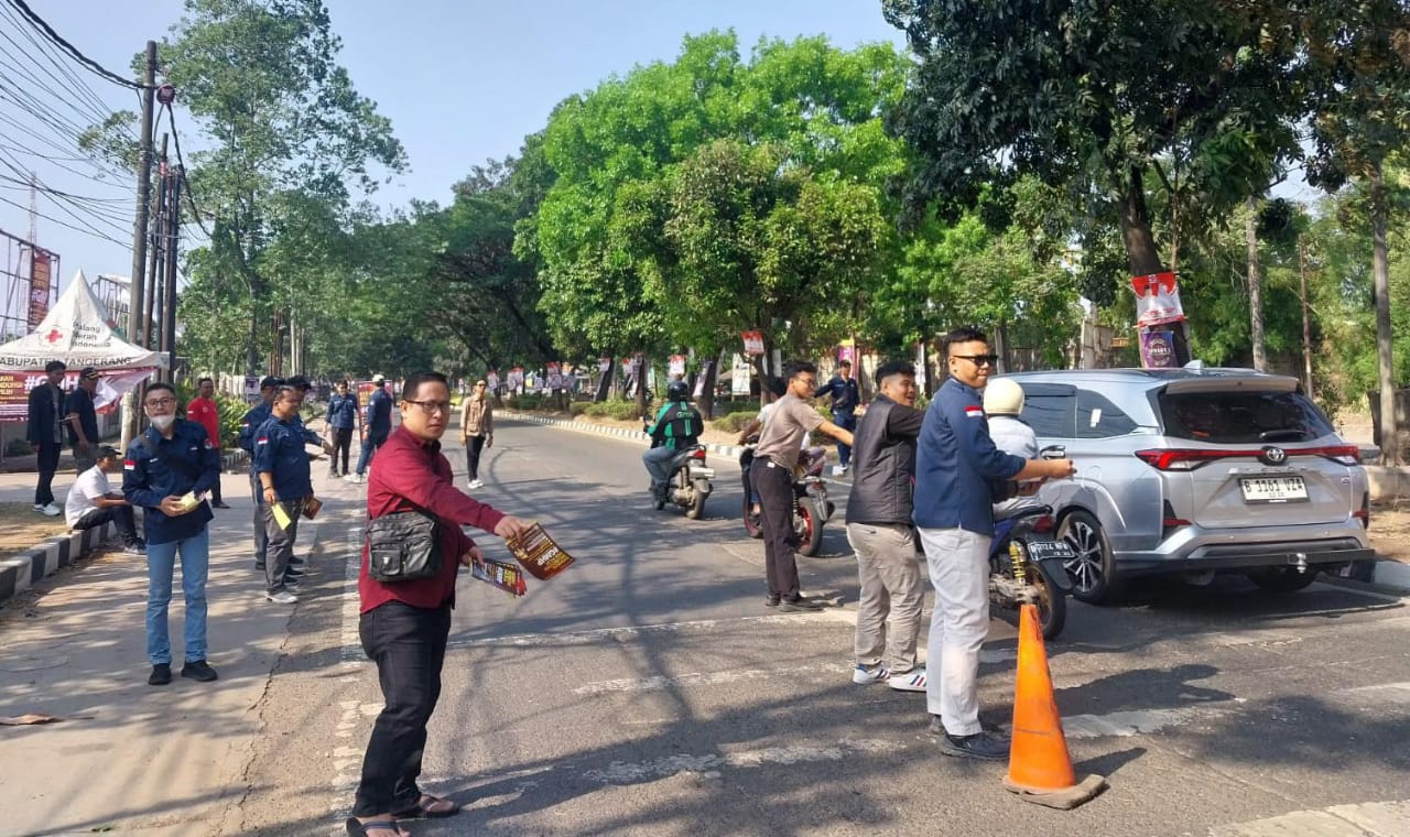 Panitia Pemilihan Kecamatan (PPK) Cikupa saat membagikan brosur GMHP.