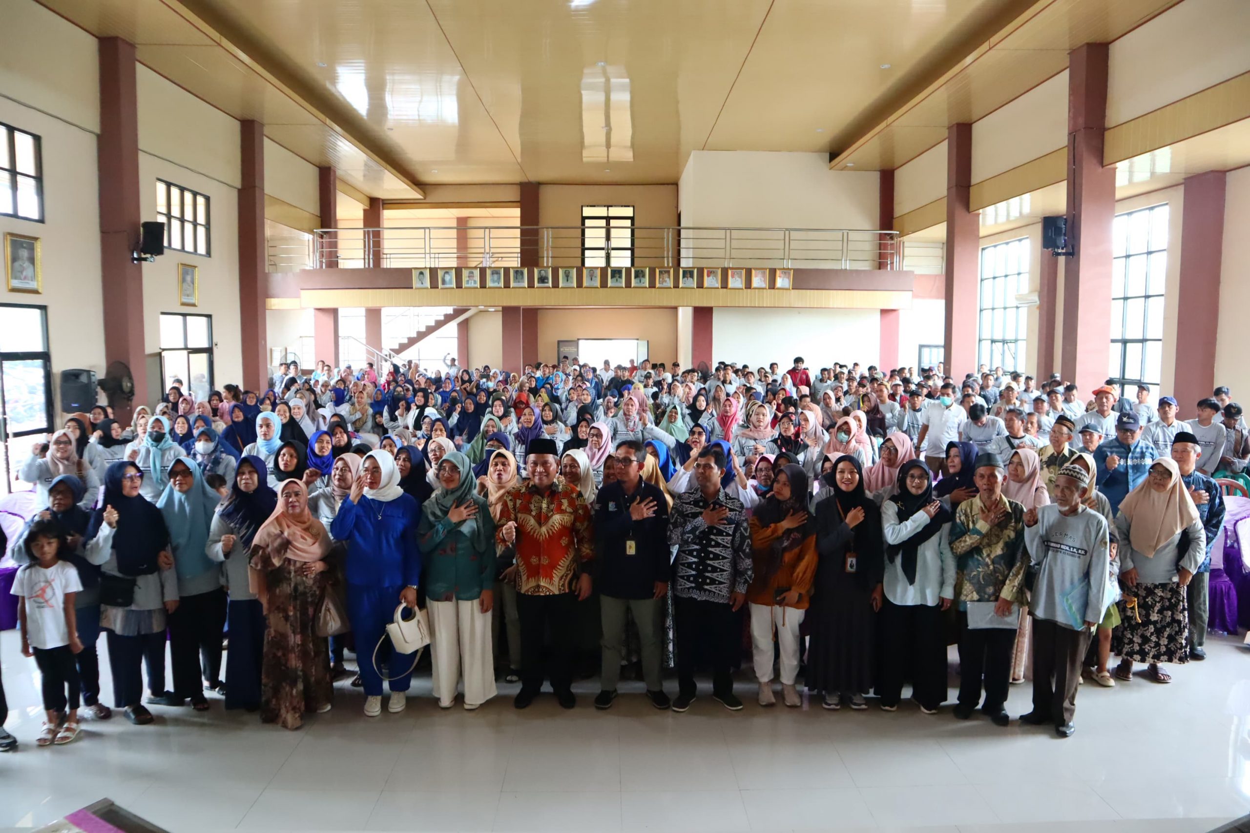 Muhammad Rizal dan narasumber foto bersama masyarakat.