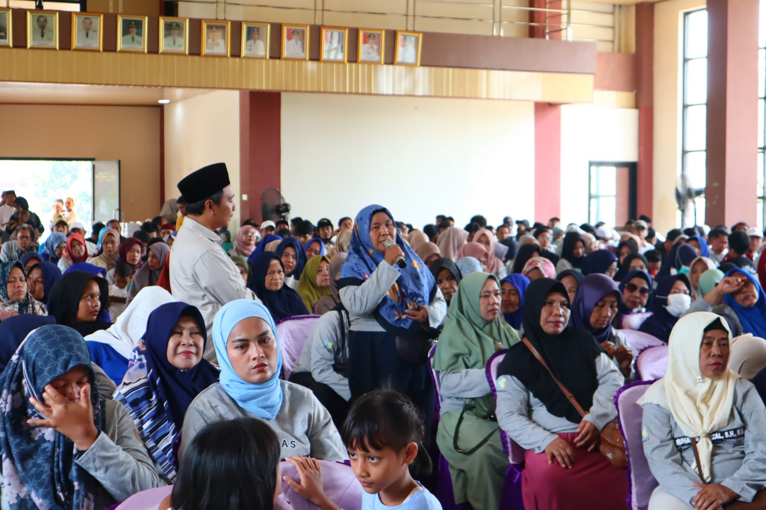 Masyarakat saat menyampaikan apresiasinya ke Legislator Muhammad Rizal dan Kemenkes.