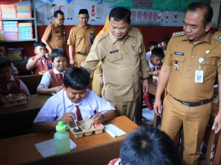 Kadisdik Jamaludin saat meninjau Pembiasaan Makan Bergizi Gratis untuk para siswa sekolah.