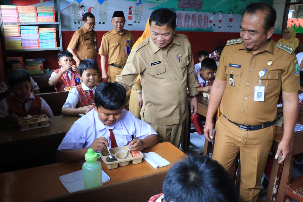 Kadisdik Jamaludin saat meninjau Pembiasaan Makan Bergizi Gratis untuk para siswa sekolah.