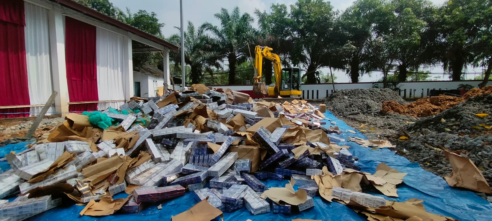 Pemusnahan barang bukti dengan alat berat.