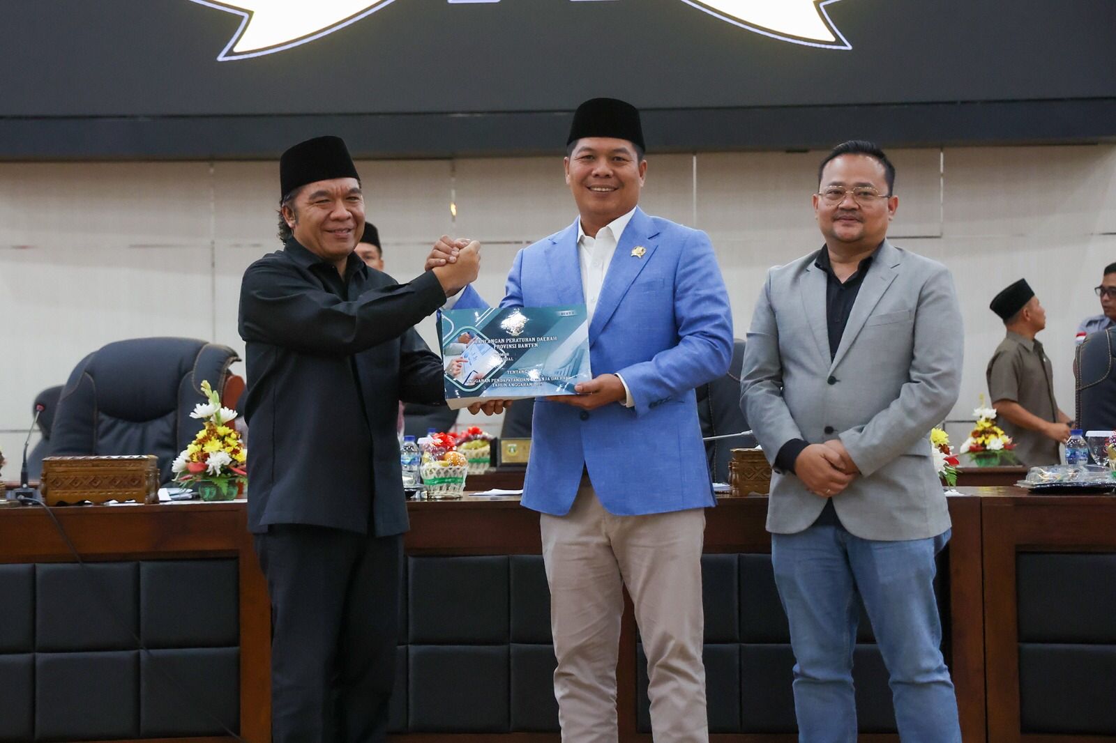 Pj Gubernur Al Muktabar bersama Ketua DPRD Banten Fahmi Hakim.