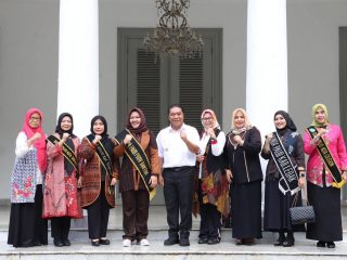 Pj Gubernur Al Muktabar bersama Bunda Paud Banten.