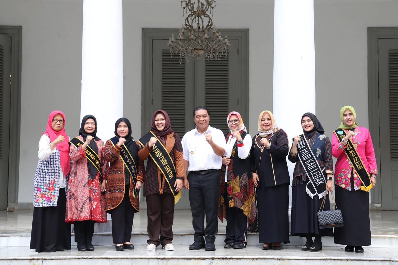 Pj Gubernur Al Muktabar bersama Bunda Paud Banten.