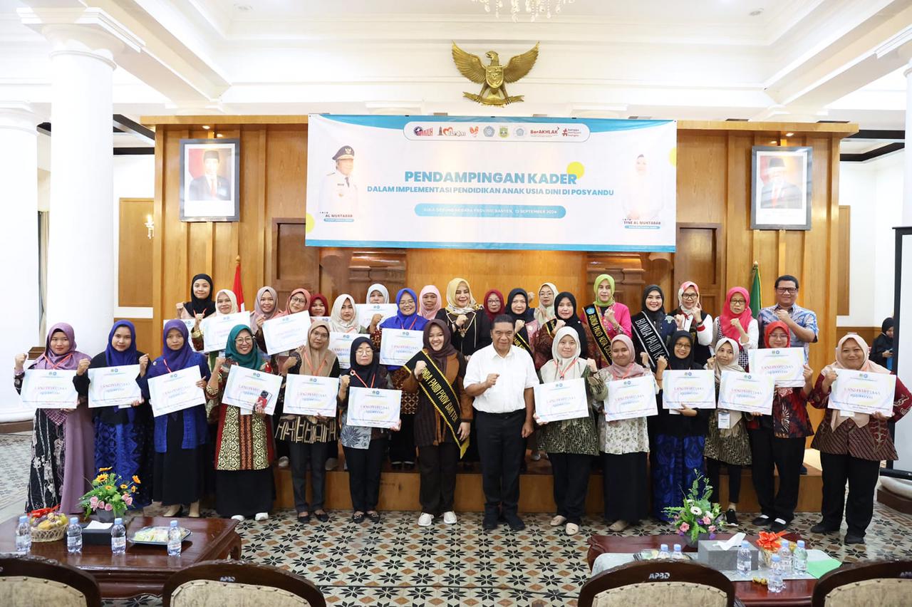 Pj Gubernur Al Muktabar bersama Bunda Paud Banten dan Kader Posyandu.