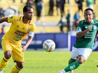 Pemain Persikota dan PSMS Medan saat berebut bola.