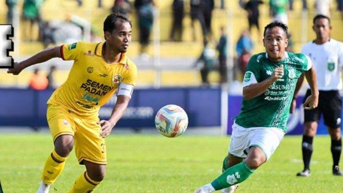 Pemain Persikota dan PSMS Medan saat berebut bola.