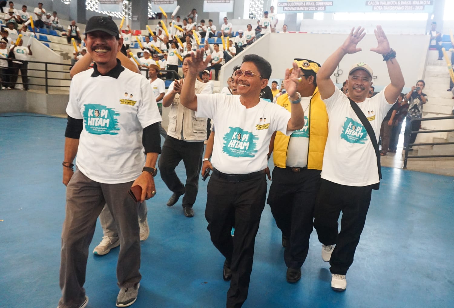 Sachrudin - Maryono saat bersama relawan kopi hitam kota Tangerang.