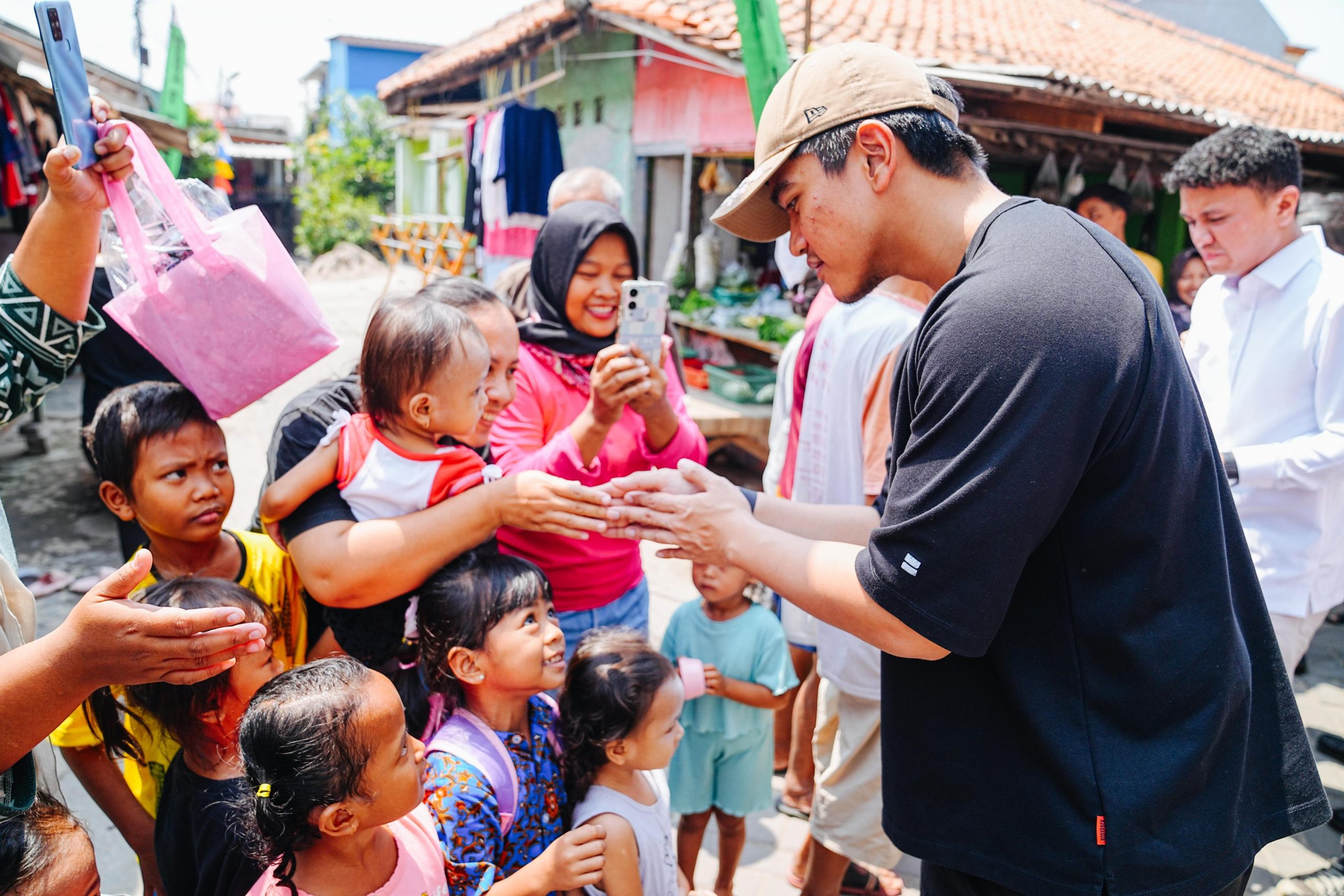 Ketum PSI Kaesang Pangarep, Faldo Maldini saat menyapa warga.