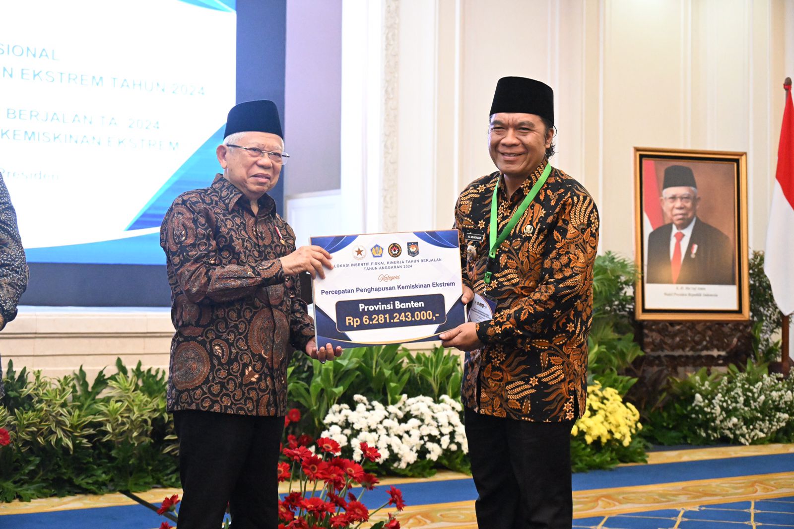 Wapres Ma'ruf Amin saat simbolis memberikan Insentif Fiskal ke Pj Gubernur Banten Al Muktabar.