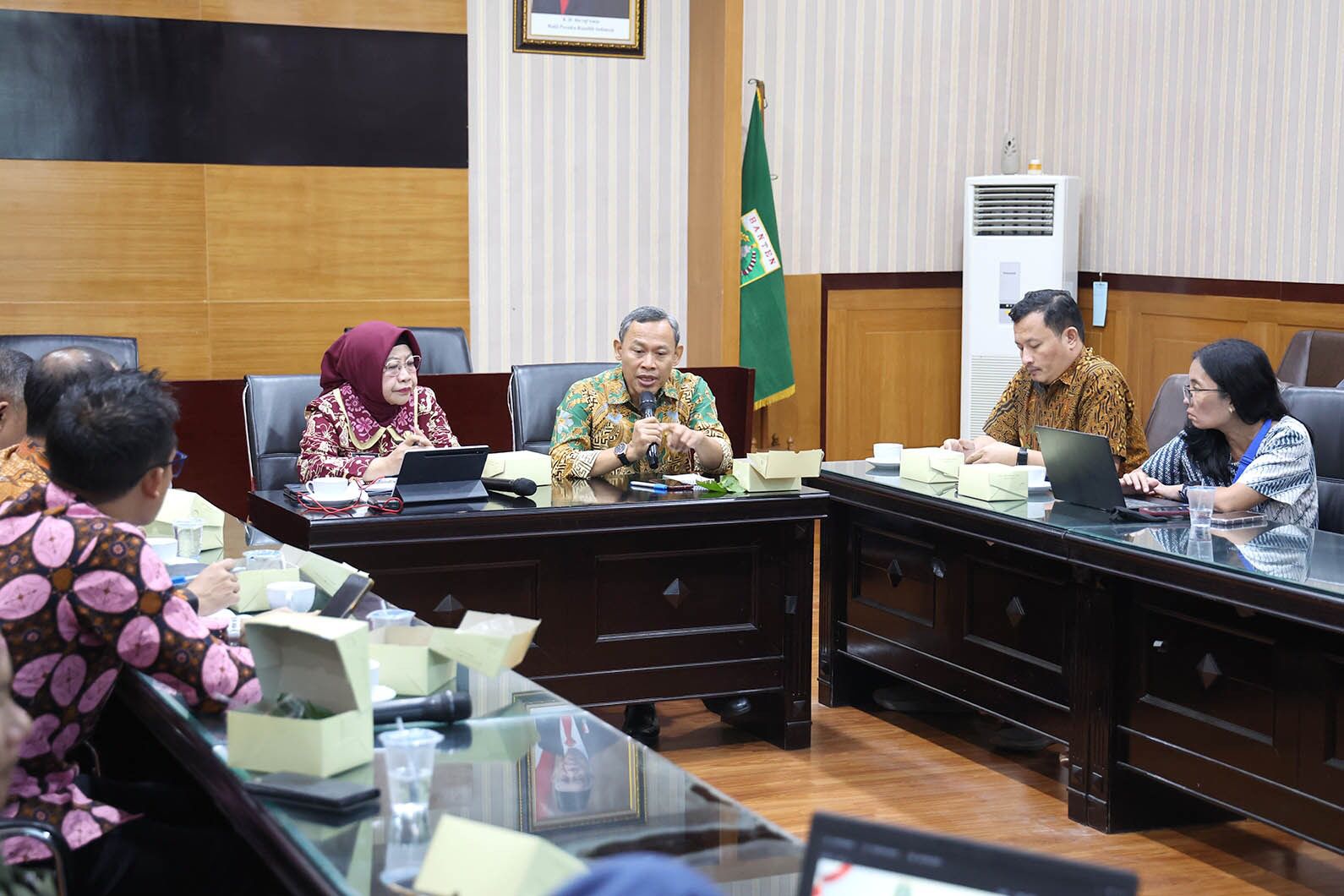 Tim Komnas HAM saat berdiskusi dengan Plh Sekda Banten Virgojanti.