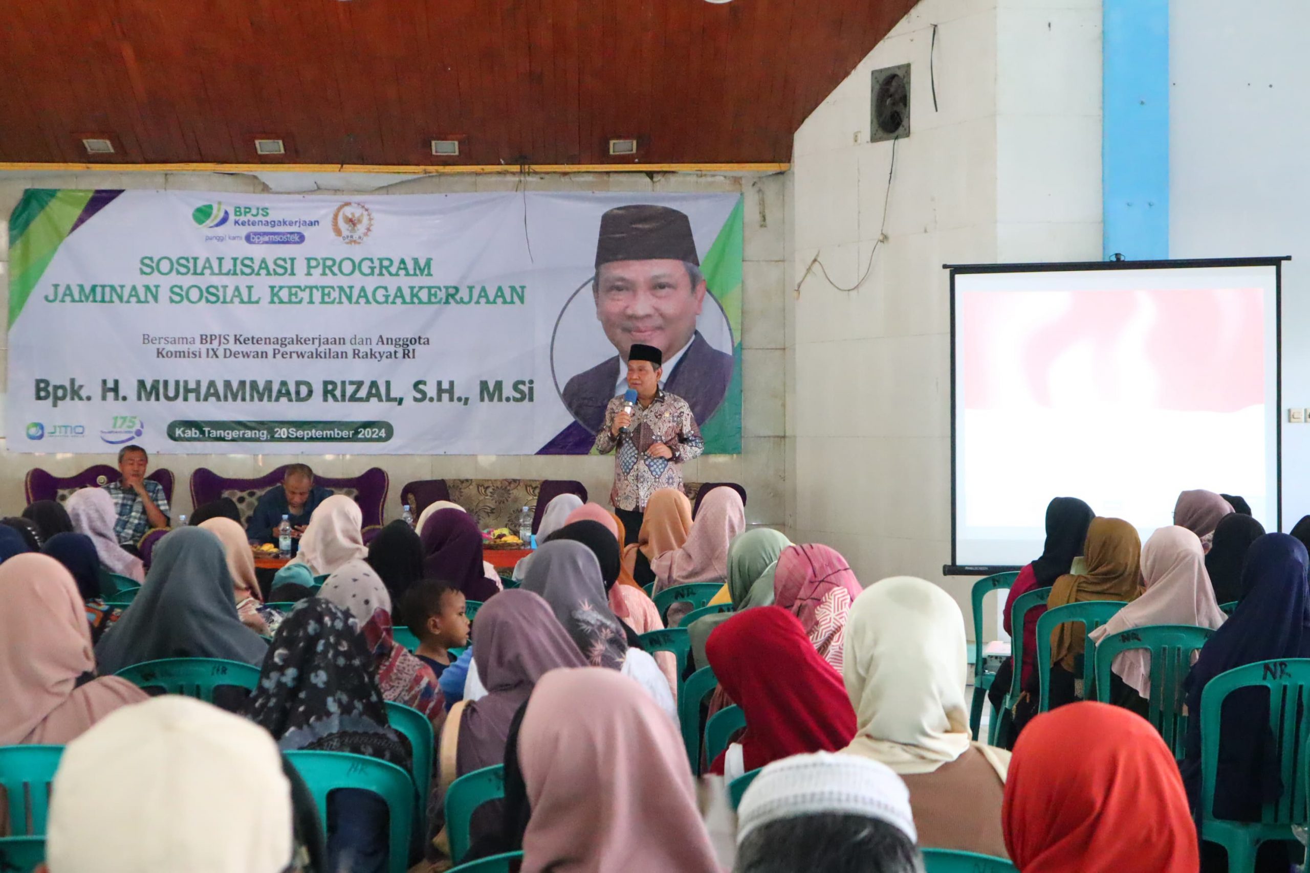 Muhammad Rizal saat menyampaikan materi sosialisasi program jaminan sosial BPJSTK.