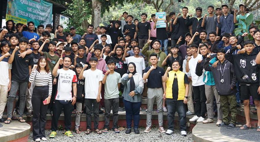 Komunitas e-sport bersama barisan muda Kosgoro Banten saat deklarasi dukung Airin dan Ratu Ria Maryana.