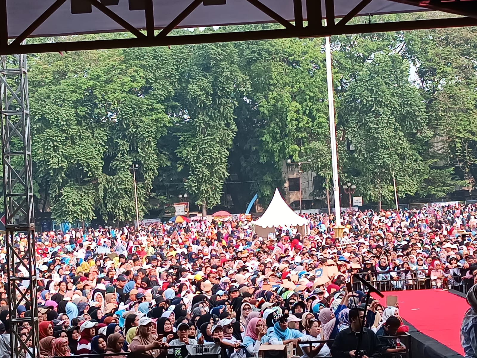 Ribuan masyarakat menghadiri Pesta Rakyat dan Senam Gemoy di Alun-Alun Ahmad Yani, Kota Tangerang.