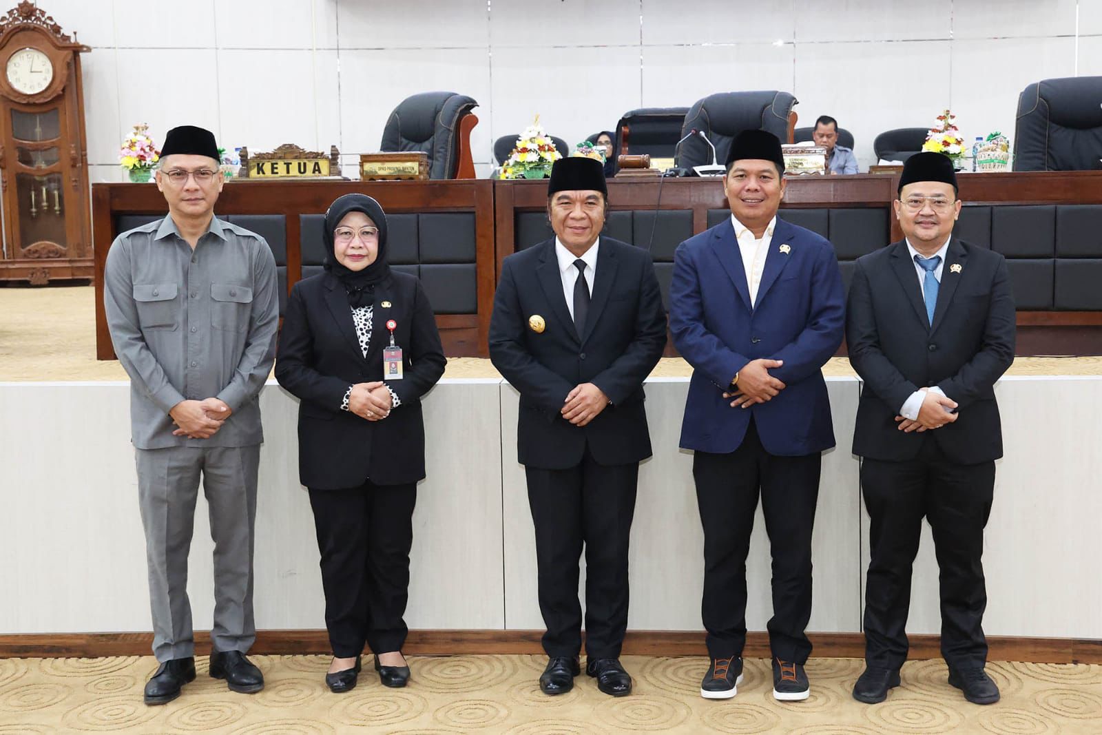 Pj Gubernur Banten Al Muktabar bersama Fahmi Hakim Ketua DPRD Banten dan pimpinan lainnya.