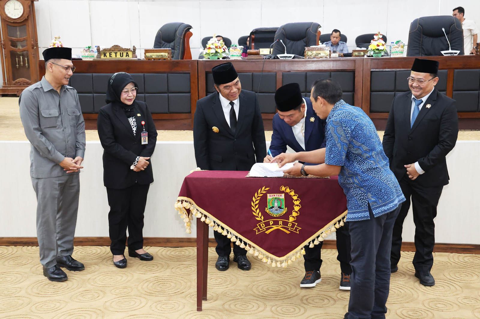 Pj Gubernur Banten Al Muktabar bersama Fahmi Hakim Ketua DPRD Banten dan pimpinan lainnya.