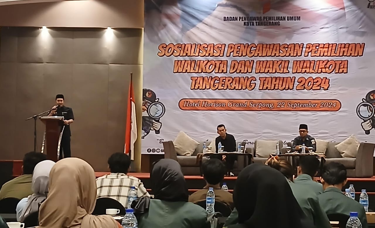 Ketua Bawaslu Kota Tangerang Komarulloh menyampaikan materi sosialisasi.