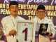 Mad Romli - Irvansyah saat menunjukan nomor urut 1.