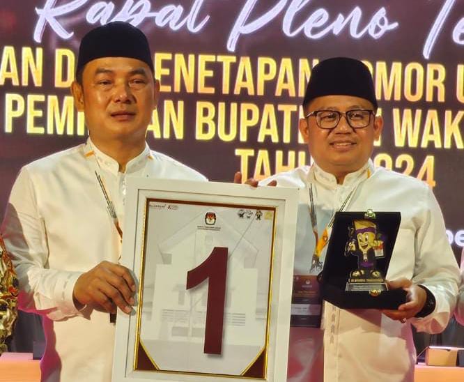 Mad Romli - Irvansyah saat menunjukan nomor urut 1.