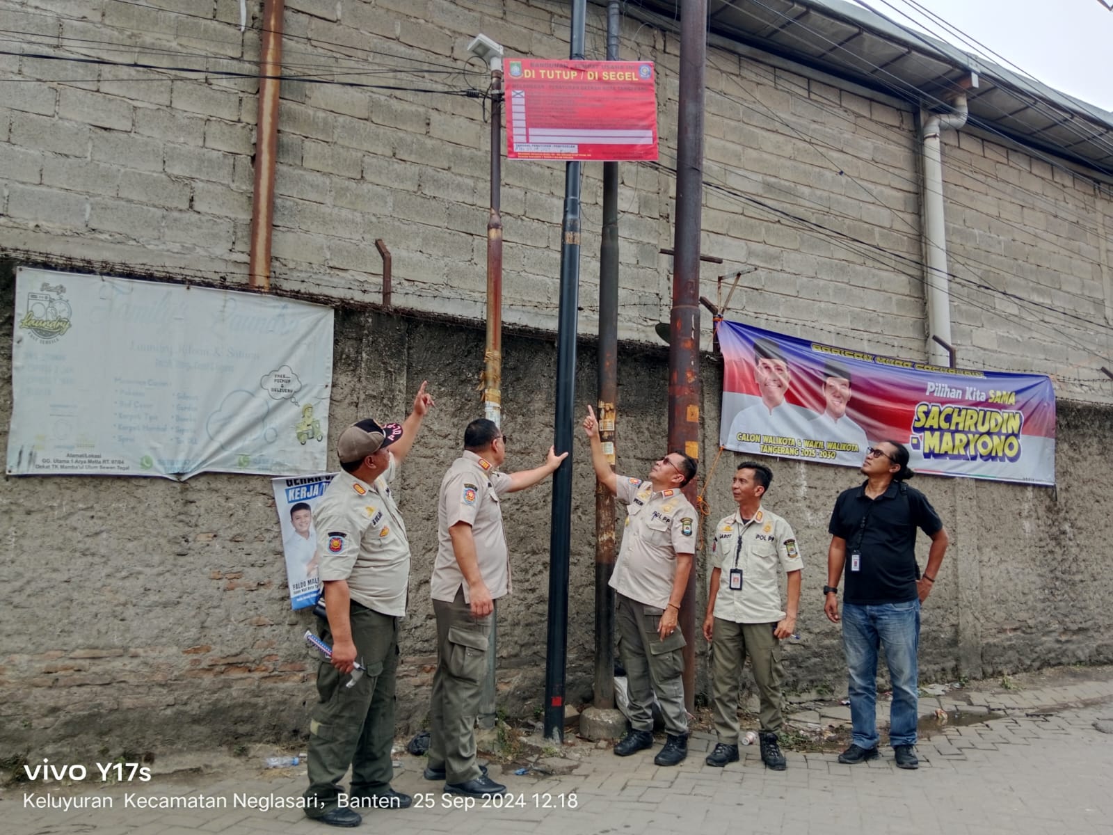 Personel Satpol PP saat menyegel Tiang Internet MyRepulik.