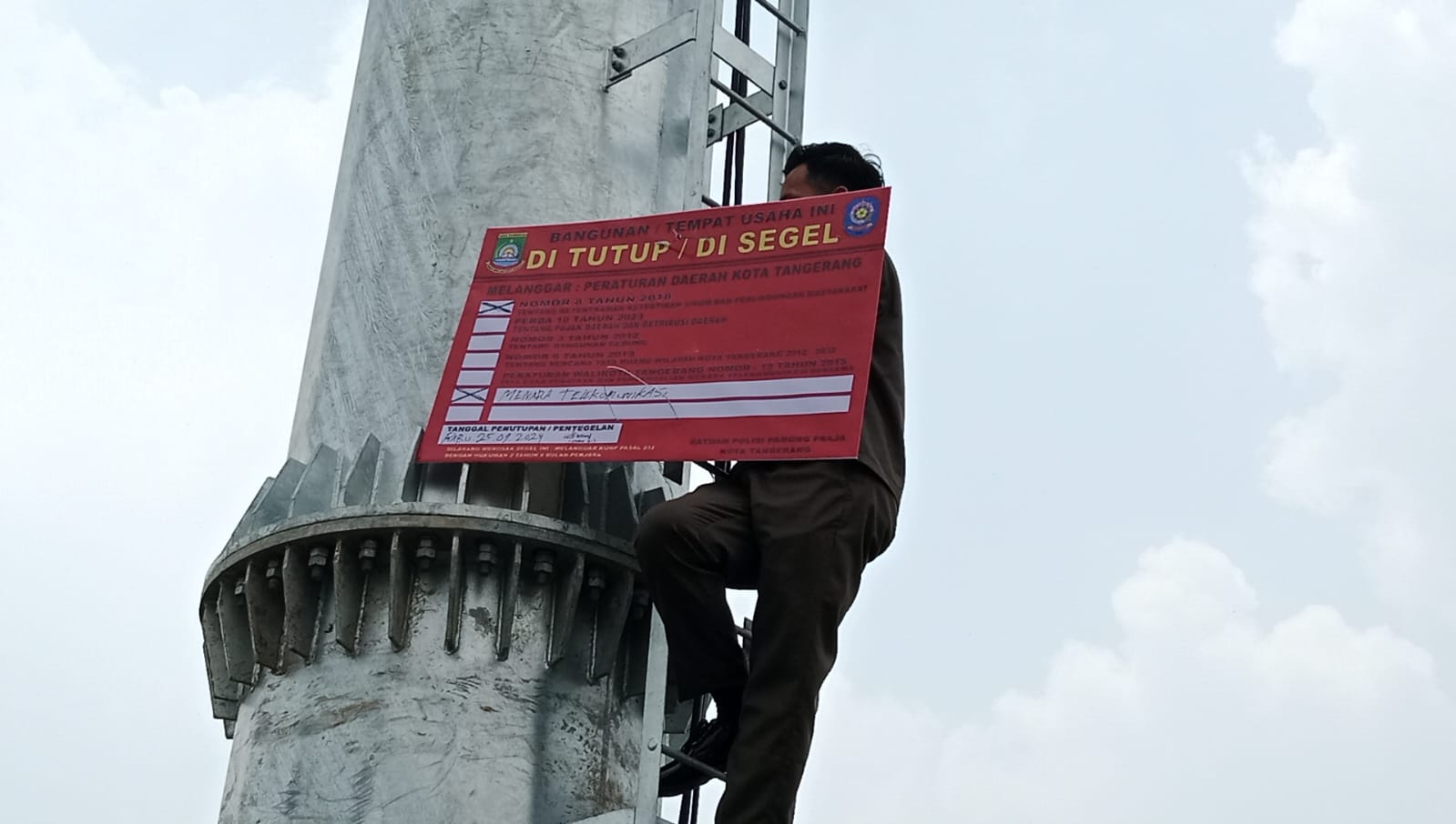 Personel Satpol PP saat menyegel tower BTS.