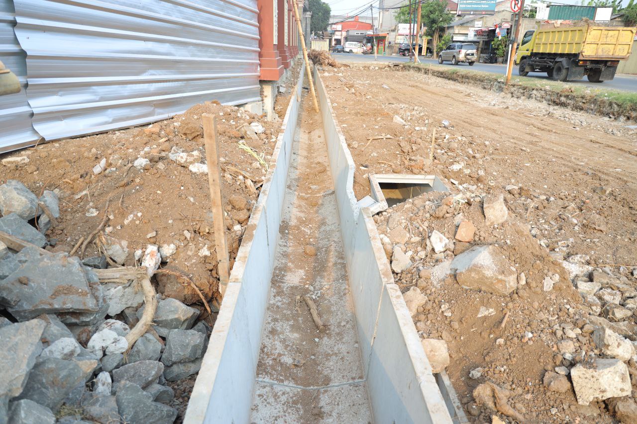 U-dit saluran air gorong-gorong proyek pelebaran Jalan Bhayangkara di Serpong Utara.