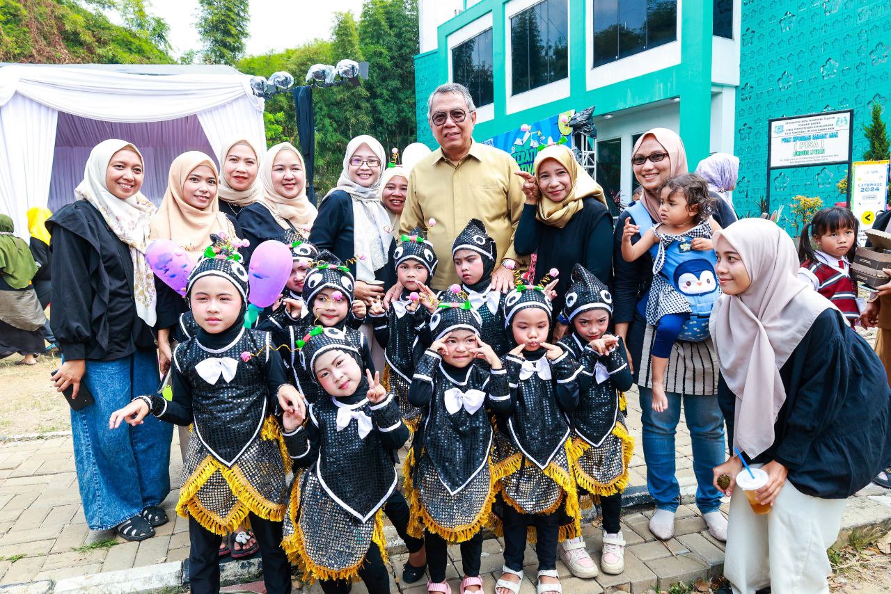 Walikota Benyamin bersama ibu-ibu dan anak-anak.