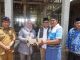 Ketua Baznas Pandeglang Pery Hasanudin Didampingi Asda Ekonomi Pembangunan Setda, Nuriah saat memberikan bantuan.