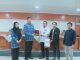 Zaldi Dhuhana Staf Ahli Bupati Serang saat diberikan plakat oleh mahasiswa Institut Teknologi Sumatera.