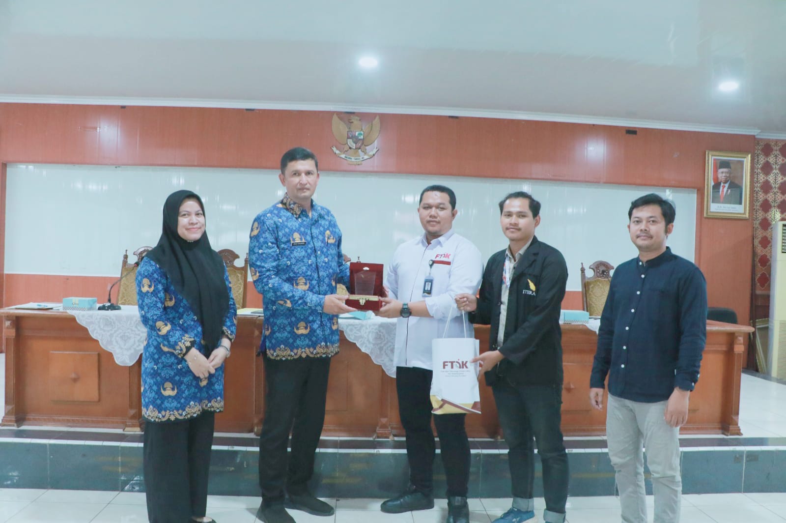 Zaldi Dhuhana Staf Ahli Bupati Serang saat diberikan plakat oleh mahasiswa Institut Teknologi Sumatera.