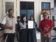 Syarif keluarga Hilwa Shabrina bersama Tim Baraya Irvansyah usai menebus Ijazah.