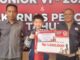 Edson Maxy Wiryanto, atlet catur muda dari Kabupaten Tangerang, berhasil meraih medali perak di Kejuaraan Nasional Catur Junior 2024. Dengan total poin 7,5 dan 6 kemenangan, Edson menunjukkan performa luar biasa di kategori usia 9 tahun. Pelatih dan Ketua Percasi memberikan pujian atas prestasinya yang menginspirasi atlet junior lainnya untuk bersinar di kancah nasional