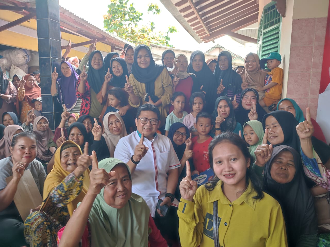 Cawabup Irvansyah saat bersama masyarakat.