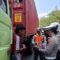 Personil Dishub bersama Satlantas saat minilang kendaraan truk yang melanggar.