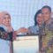 Plt Inspektur Daerah Provinsi Banten Ratu Syafitri Muhayati saat diberikan penghargaan oleh pimpinan KPK.