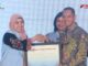 Plt Inspektur Daerah Provinsi Banten Ratu Syafitri Muhayati saat diberikan penghargaan oleh pimpinan KPK.
