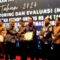 Plt Kepala Dinas Komunikasi dan Informatika Rudi Lesmana saat menerima penghargaan.