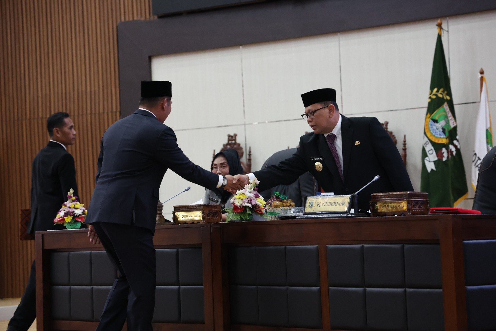 Ketua DPRD Banten Fahmi Hakim saat bersalaman dengan Pj Gubernur Banten A Damenta.