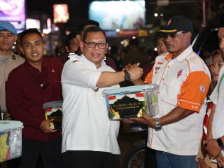 Pj Gubernur A Damenta Tinjau Posyan Nataru Sambil Berikan Sembako