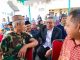 Wali Kota Benyamin saat bersama masyarakat yang sudah sepuh.