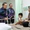 Sekda Soma Atmaja saat menjenguk pasien di RSUD Tigaraksa.