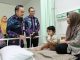 Sekda Soma Atmaja saat menjenguk pasien di RSUD Tigaraksa.