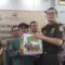 Kepala Kejaksaan Negeri Kabupaten Tangerang, Ricky Tommy Hasiholan saat memberikan paket bantuan untuk warga.