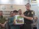 Kepala Kejaksaan Negeri Kabupaten Tangerang, Ricky Tommy Hasiholan saat memberikan paket bantuan untuk warga.