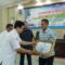 Kepala Bapenda Kabupaten Pandeglang Ramadani saat memberikan penghargaan ke wajib pajak.