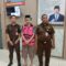 Jaksa Kajari Kabupaten Tangerang saat membawa tersangka AH pelaku dugaan korupsi dana desa.