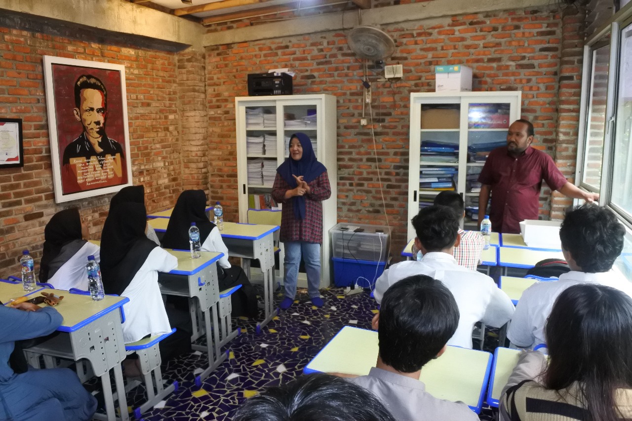 Kegiatan workshop literasi digital di PKBM Tan Malaka.